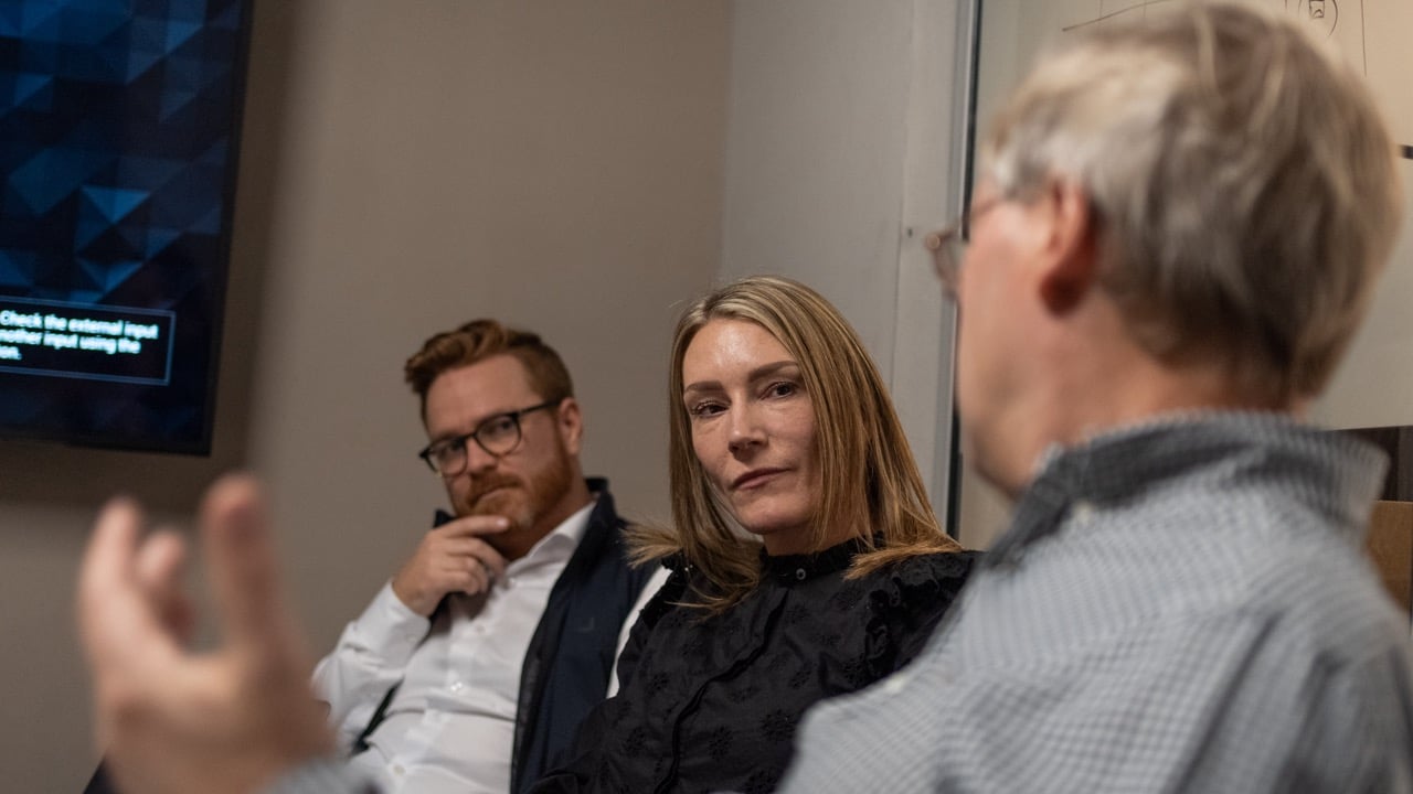 Fredrik Nemeth Preus and Martin Gren, both from Axis, are engaged in conversation with KAM Tine Thorsen from Hatteland Technology. They are discussing Spoor’s use of network cameras for bird tracking.