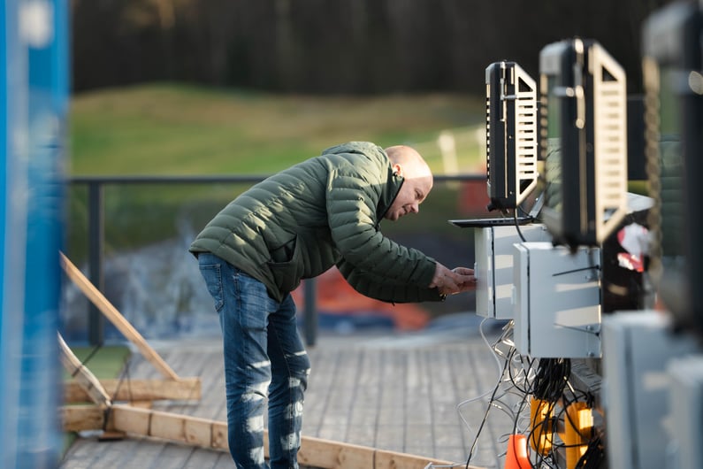 En av produsentene forbereder demonstrasjonene under HT & Friends Shootout 2025