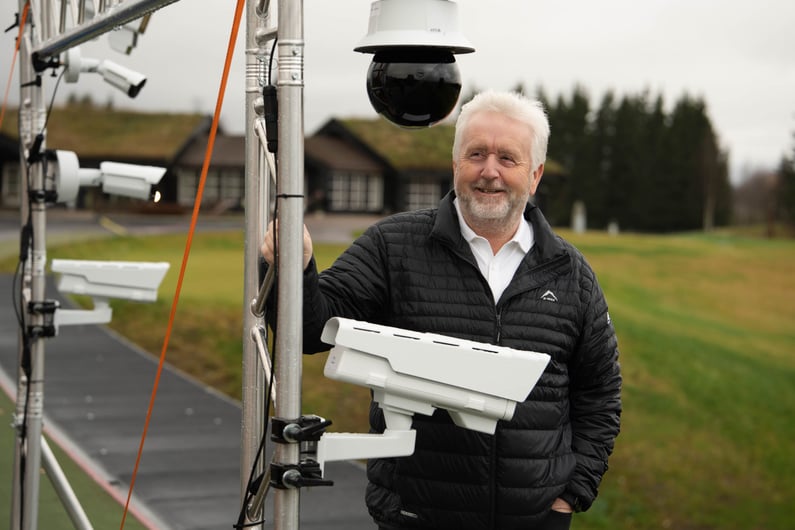 Øystein Hjell fra Axis under forberedelsene til HT &amp; Friends Shootout 2025.