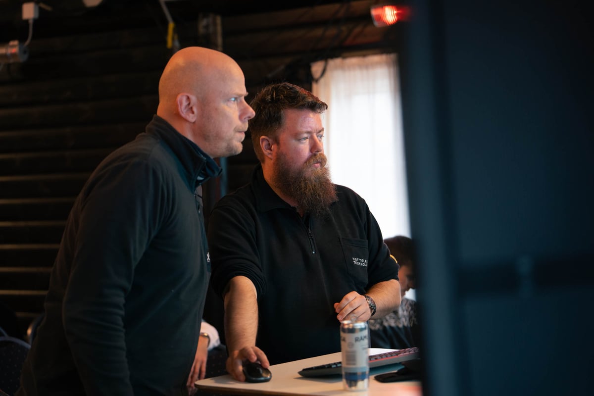 Milestone og Hatteland Technology i et konsentrert øyeblikk under forberedelsene til HT &amp; Friends Shootout 2025.