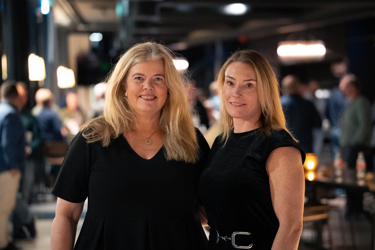 Monica Myklebust Øyen og Tine Thorsen, begge fra Hatteland Technology, under en av pausene ved HT &amp; Friends Shootout 2025.