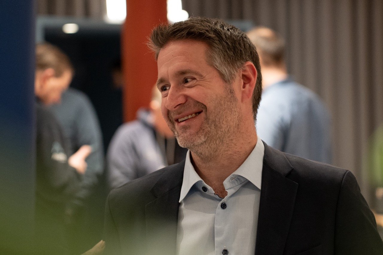 Bildet viser Rune Langholen, ansvarlig for produkt- og forretningsutvikling i Avarn Security. Han smiler og har på skjorte og dressjakke. 