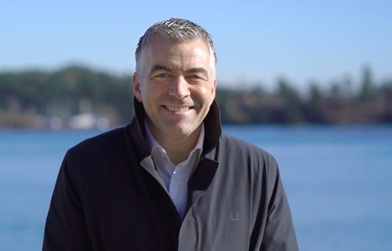 The picture shows Lars Skjelbred-Eriksen, new CEO of Hatteland Technology, with a calm sea in the background.