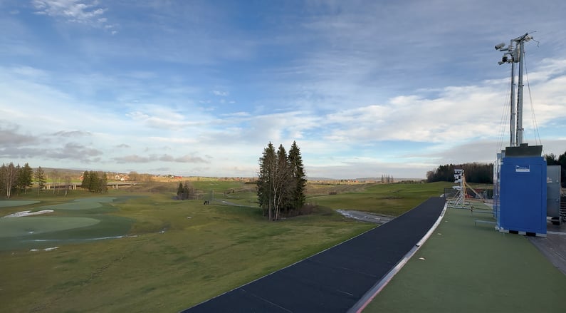 Kamerariggene under HT &amp; Friends Shootout vendte ut mot driving rangen på Miklagard Golfklubb.