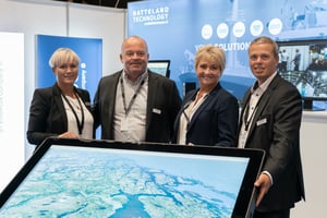 Four people from the Hatteland Technology sales team is presenting the 55-inch chart table at Nor-Fishing 2022.